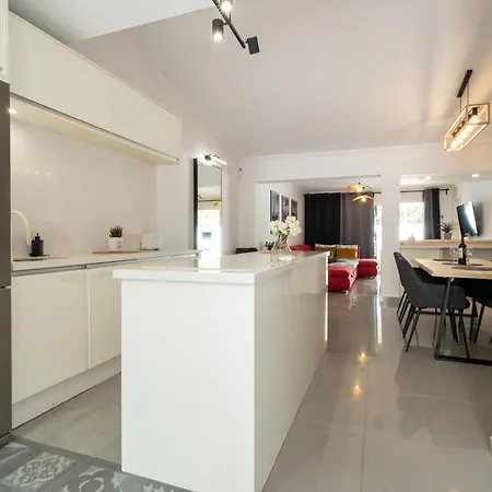 Villa Aqua Garden - Spacious 3-bedroom With Terrace, Bbq & Pool Access In