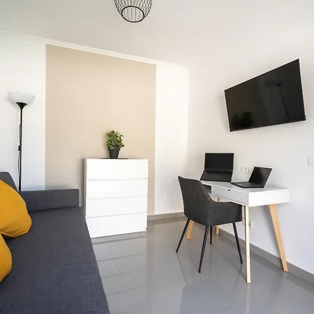 Villa Aqua Garden - Spacious 3-bedroom With Terrace, Bbq & Pool Access In
